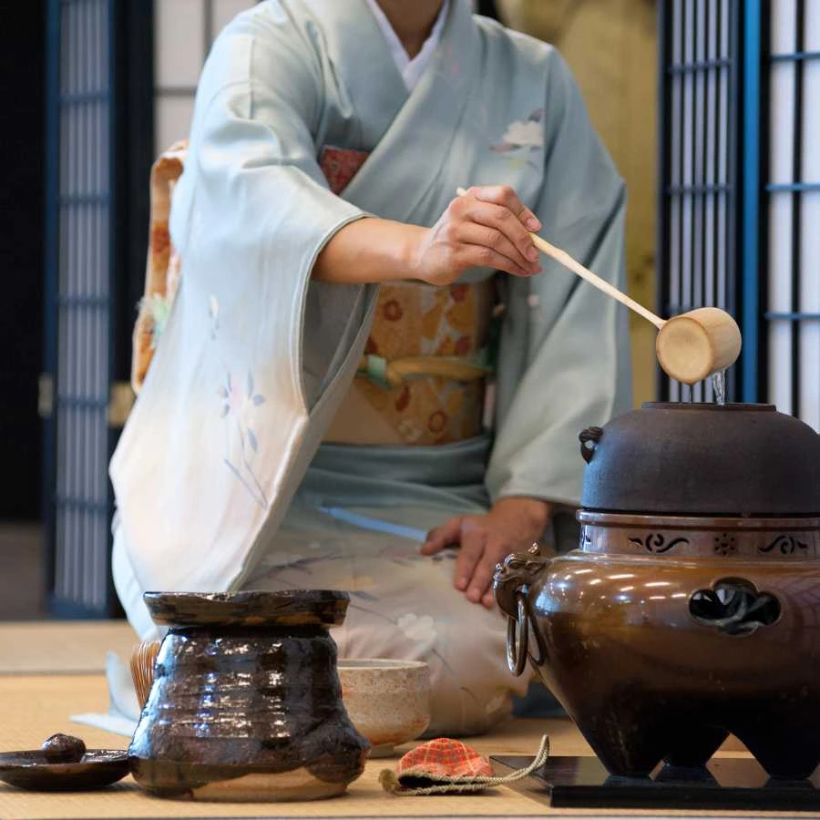 Cerimonia del tè giapponese con persona in kimono tradizionale