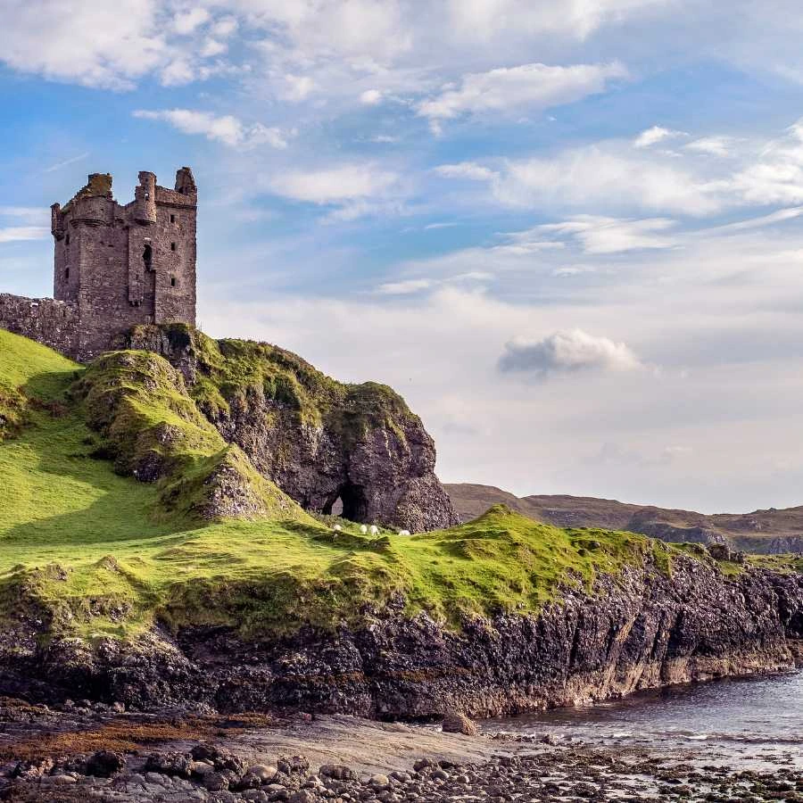 Castello in rovina sulle Highlands scozzesi affacciato sul mare