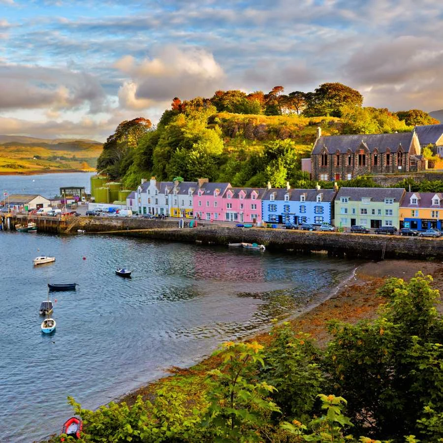 Porto di Portree sull’isola di Skye in Scozia, con case colorate e barche ormeggiate</p>
<p>