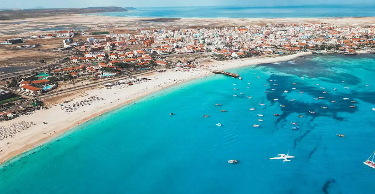 Vista aerea di Santa Maria, Isola di Sal – mare cristallino e spiaggia bianca