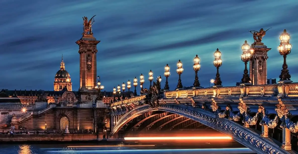Il Ponte Alexandre III di Parigi illuminato di notte sul fiume Senna