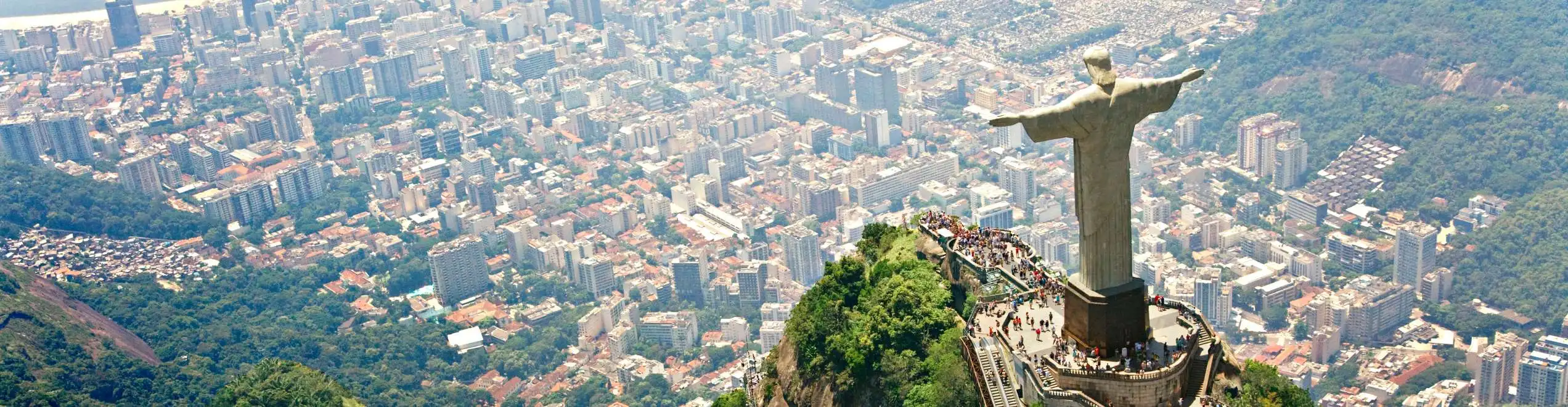 Veduta del Cristo Redentore a Rio de Janeiro con panorama della città