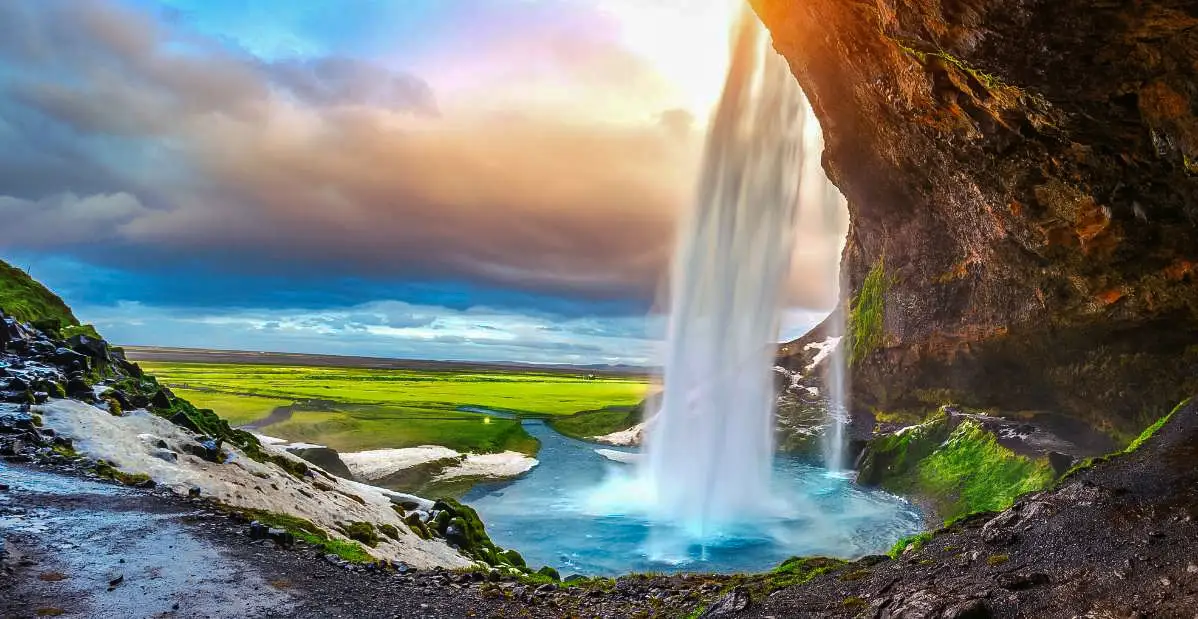 Cascata Seljalandsfoss in Islanda con panorama naturale durante un viaggio organizzato tra cascate e paesaggi nordici