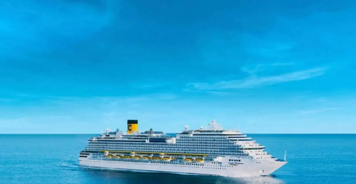 Nave Costa Crociere in navigazione sul mare aperto con cielo azzurro, simbolo di una vacanza in crociera rilassante.