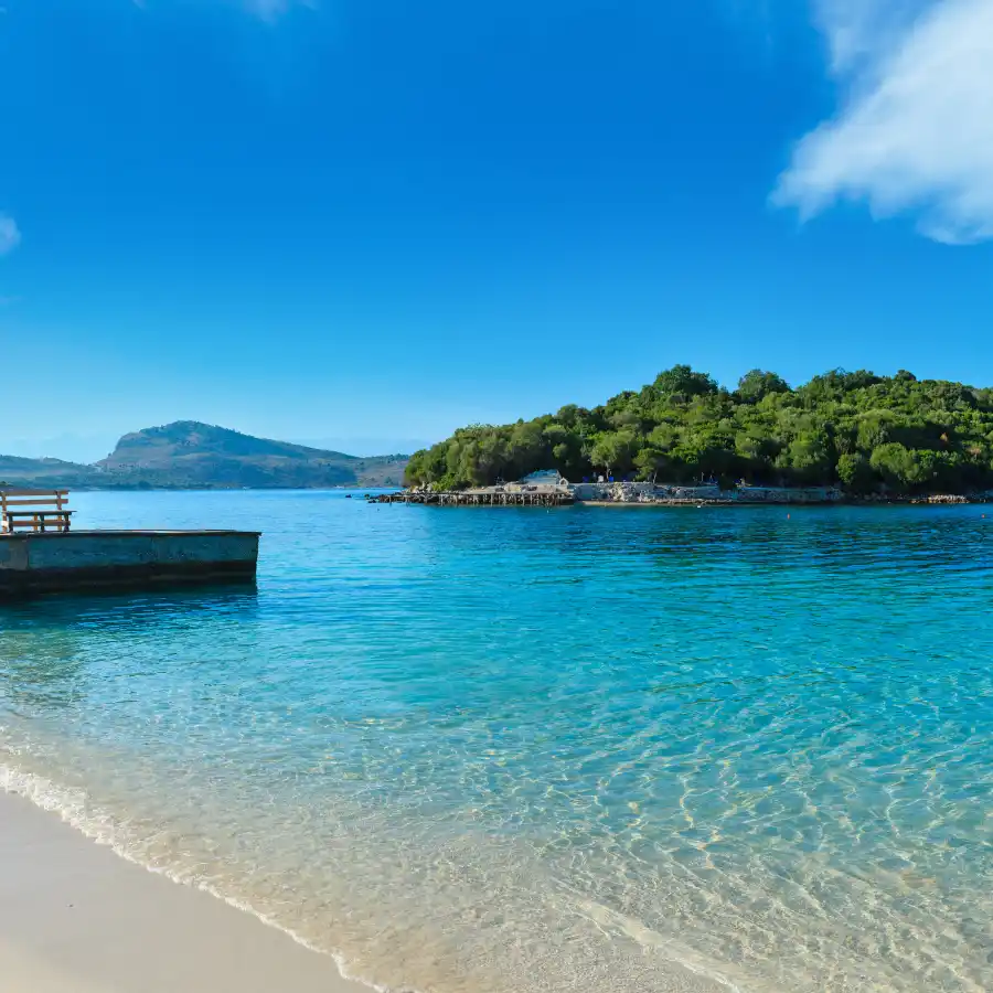 Spiaggia di Ksamil con mare turchese cristallino e fondale sabbioso lungo la costa dell’Albania