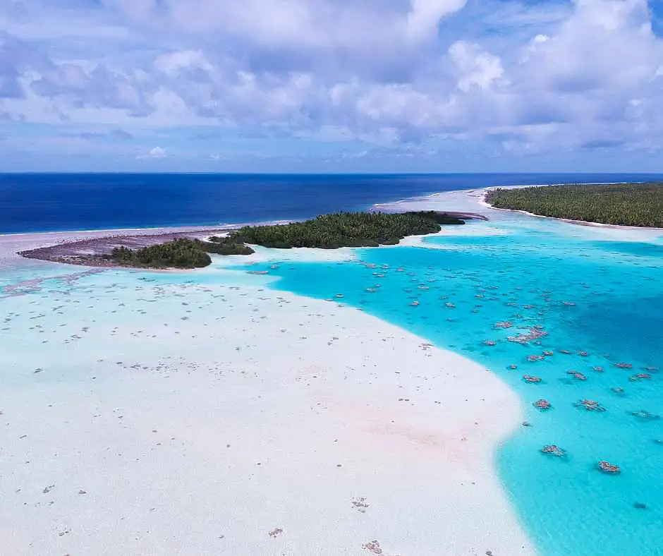 Offerta viaggio Polinesia Francese โ pacchetto vacanza tra atolli e lagune Atollo con laguna turchese e spiagge bianche nella Polinesia Francese