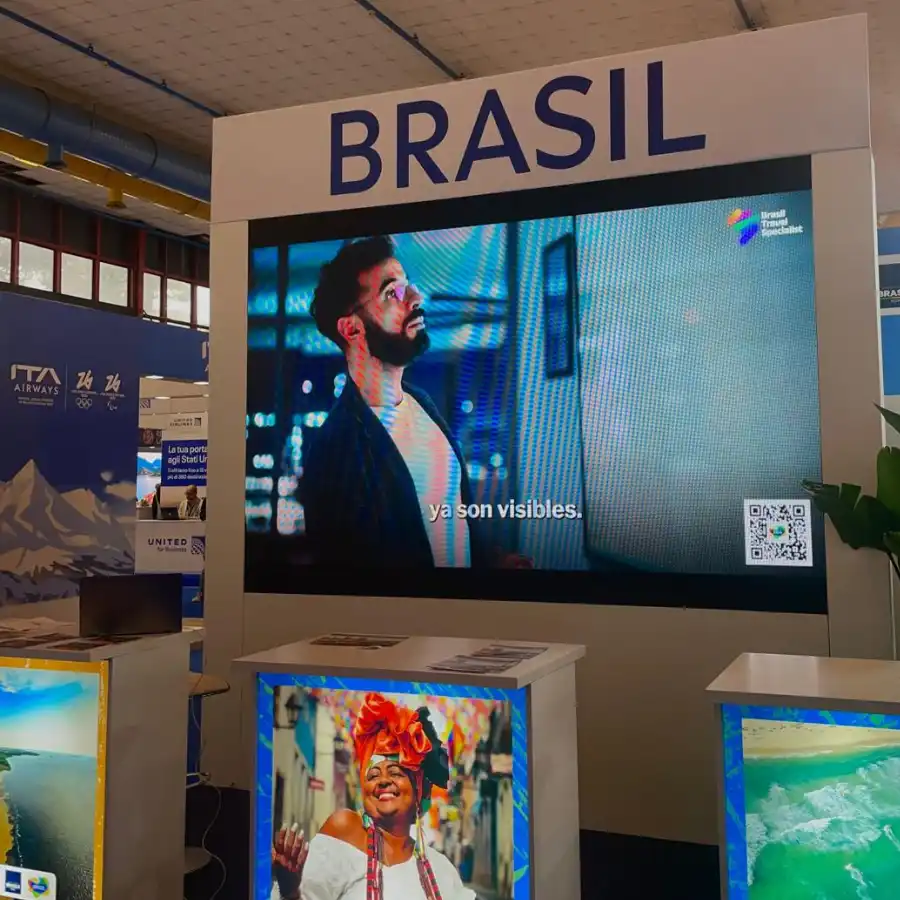 Stand Brasile alla BMT Napoli con video promozionale e immagini di destinazioni turistiche