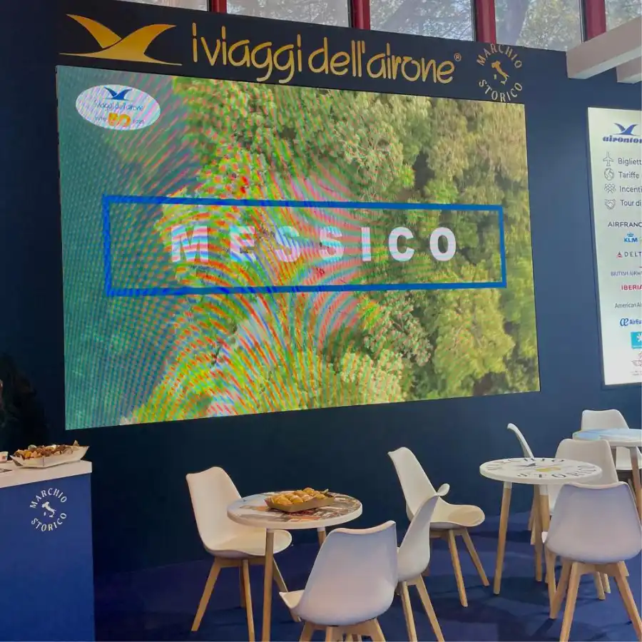 Stand Messico alla BMT Napoli con schermo promozionale e area incontri operatori turismo