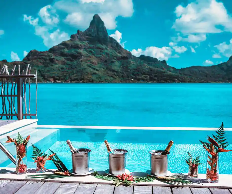 Offerta viaggio Bora Bora โ pacchetto vacanza nella Polinesia Francese Piscina con vista sulla laguna e monte Otemanu a Bora Bora