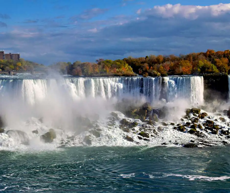 Viaggio organizzato Canada con Cascate del Niagara panoramiche Cascate del Niagara vista panoramica con acqua in caduta e paesaggio naturale