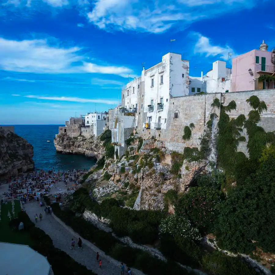 Scogliere di Capo Drastis a Corfù al tramonto con mare turchese e formazioni rocciose