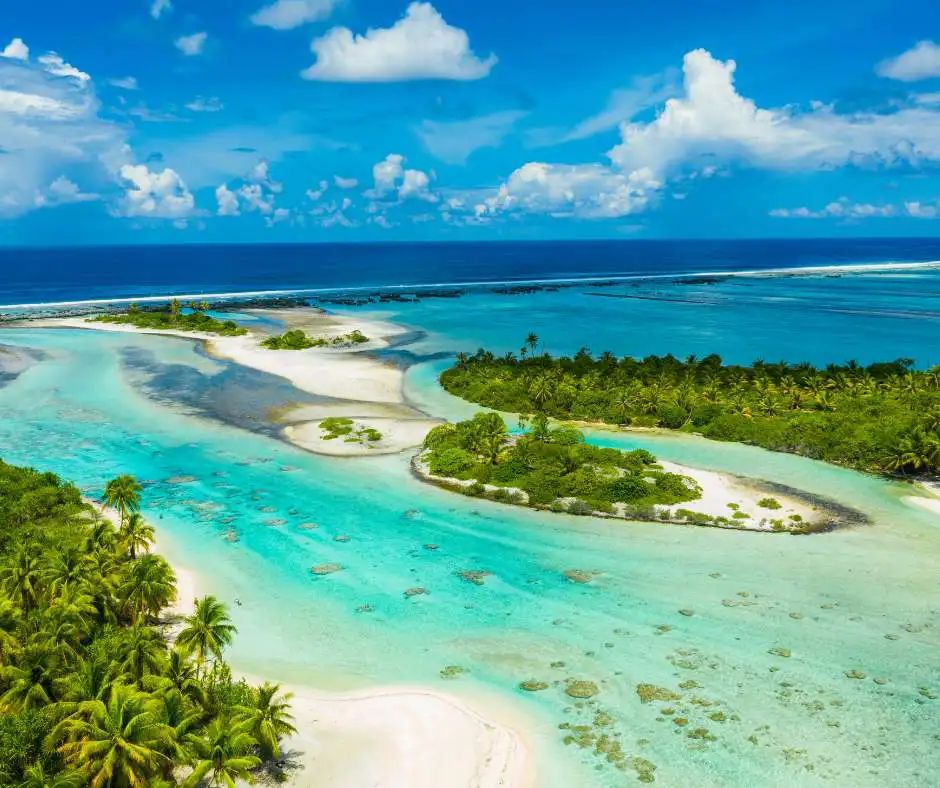 Offerta viaggio Polinesia Francese โ pacchetto vacanza tra lagune e isole tropicali Laguna turchese con motu tropicali e spiagge di sabbia bianca nella Polinesia Francese
