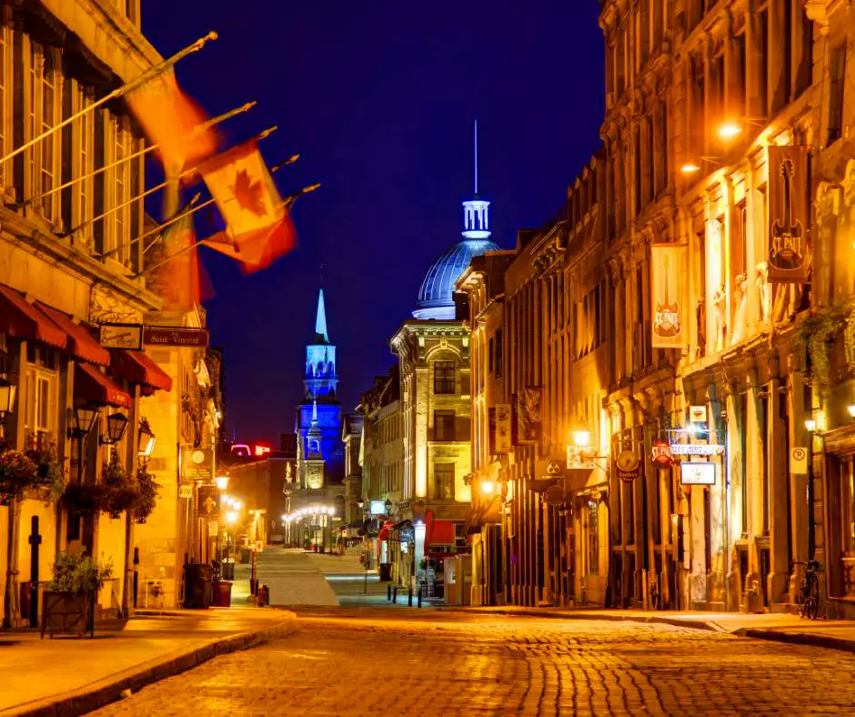 Offerta viaggio Canada con visita Old Montreal storico Strada di Old Montreal illuminata di notte con edifici storici e atmosfera europea