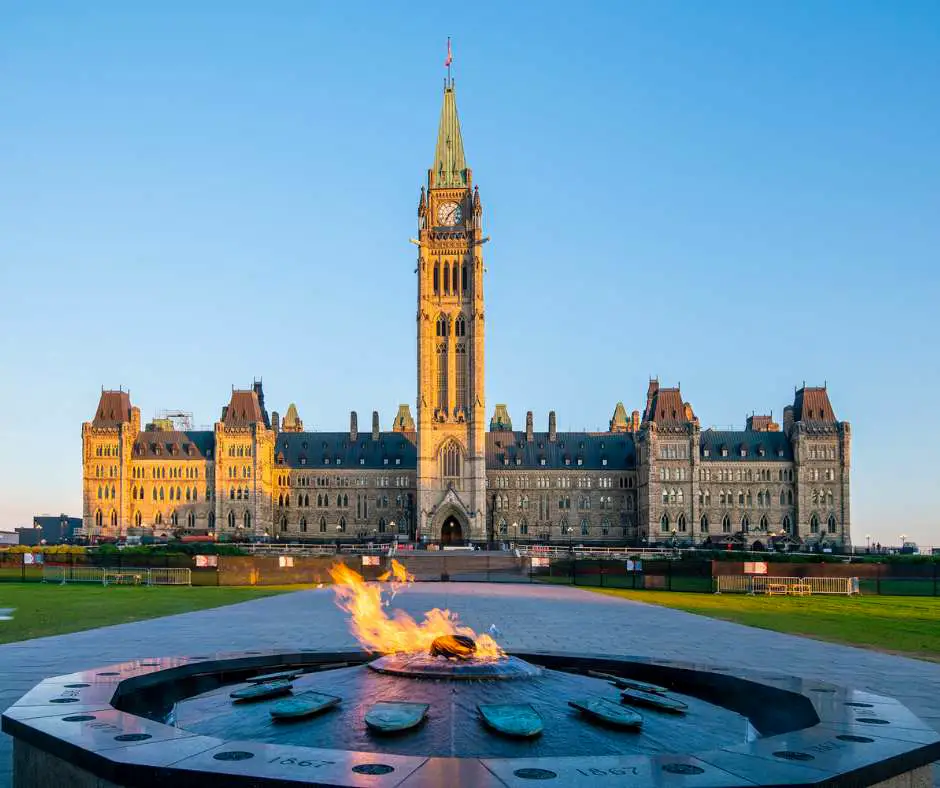 Offerta viaggio Canada con visita a Ottawa Parlamento Parlamento di Ottawa con fiamma commemorativa al tramonto