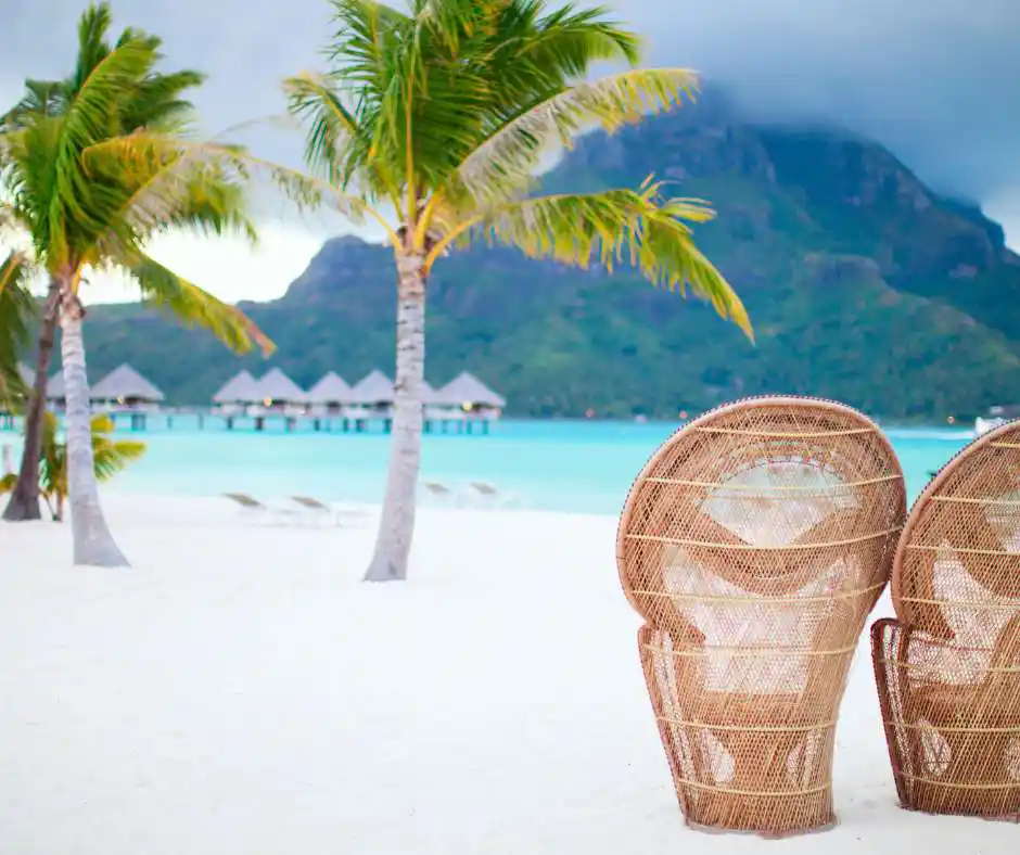 Offerta viaggio Bora Bora โ pacchetto vacanza nelle isole della Polinesia Sedie sulla spiaggia con palme e laguna a Bora Bora