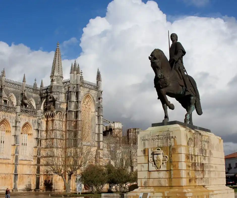 Offerta viaggio Portogallo Classico: viaggio organizzato tra Batalha e città storiche Monastero gotico di Batalha con statua equestre nella piazza principale in Portogallo