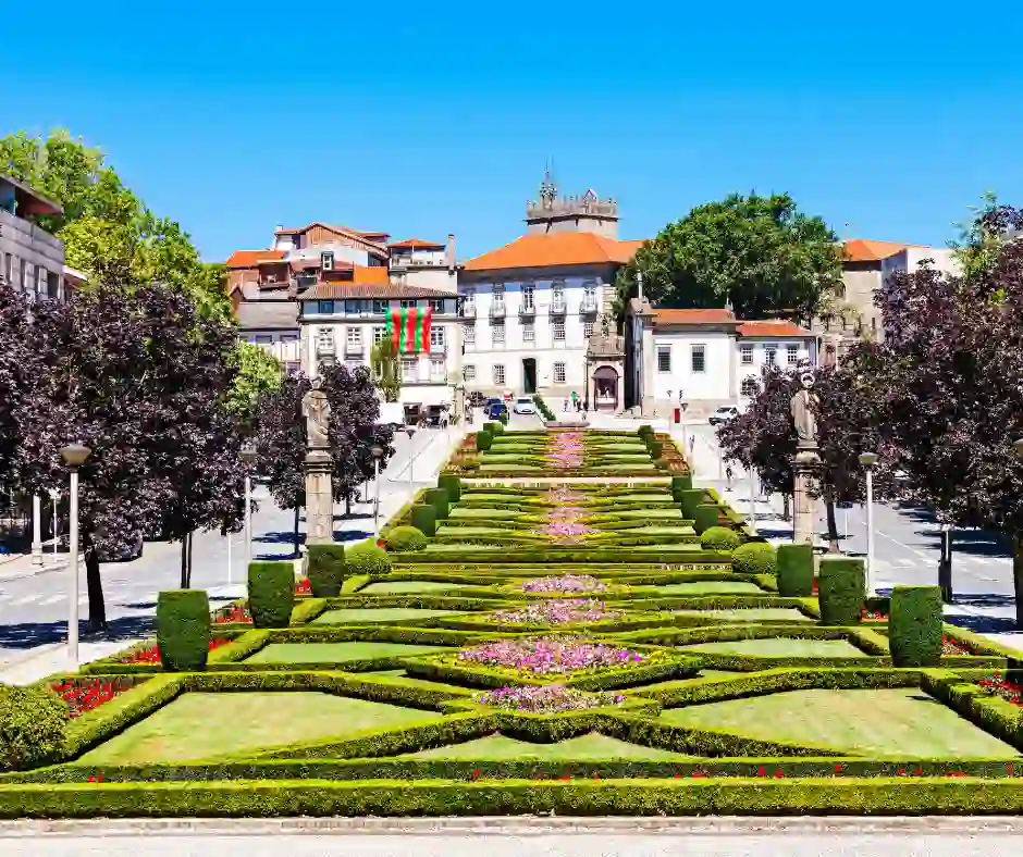 Offerta viaggio Portogallo Classico: pacchetto vacanza tra Braga e città storiche Giardini geometrici nel centro di Braga con edifici storici e alberi curati