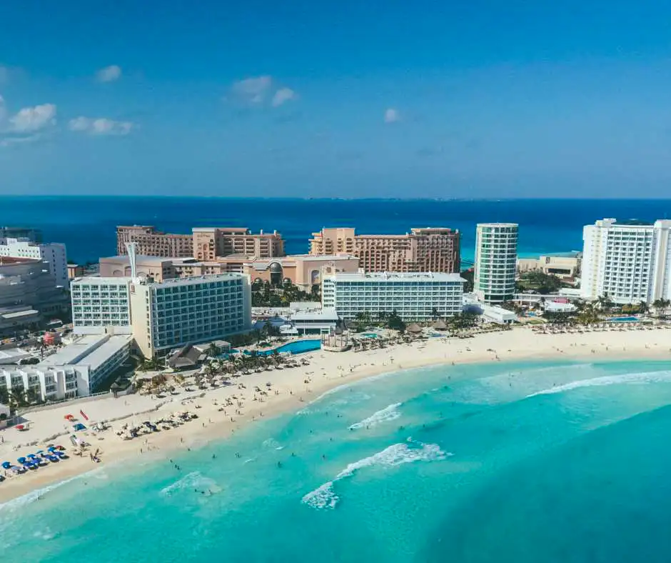 Offerta viaggio Cancun mare Caraibi All Inclusive Spiaggia di Cancun con resort fronte mare e acqua turchese nei Caraibi messicani