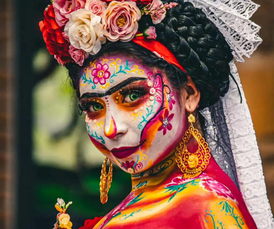 Offerta viaggio Messico Día de los Muertos esperienza autentica Donna con trucco Catrina colorato e fiori tra i capelli durante il Día de los Muertos in Messico