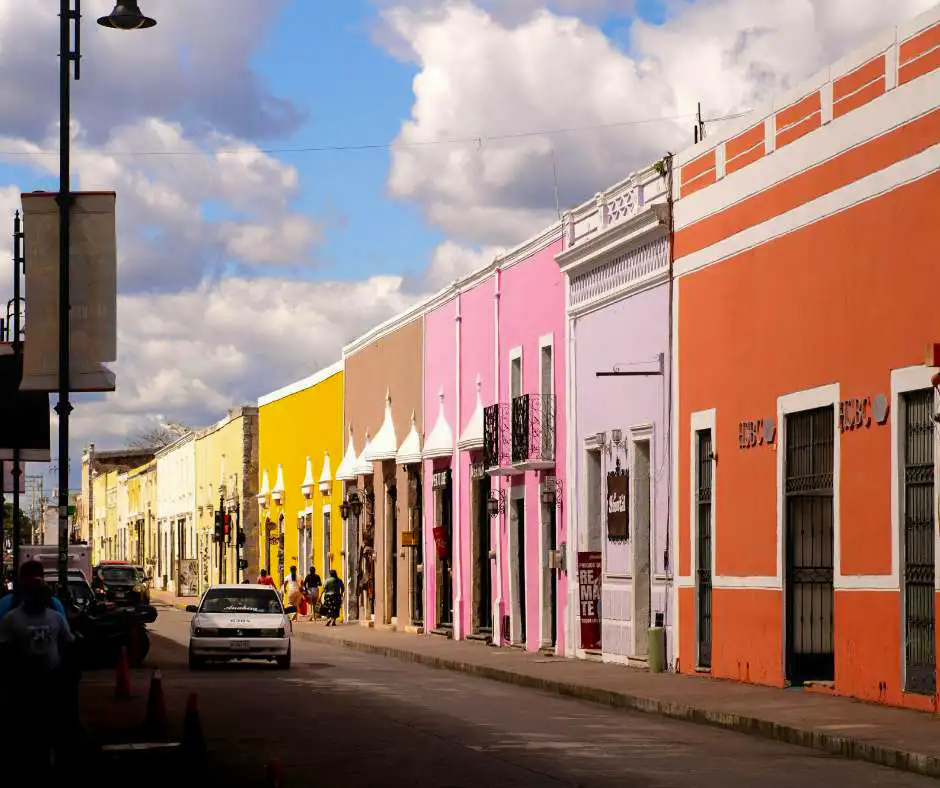 Offerta viaggio Messico tra città coloniali e tradizioni Strada con case colorate in stile coloniale in una città dello Yucatán in Messico