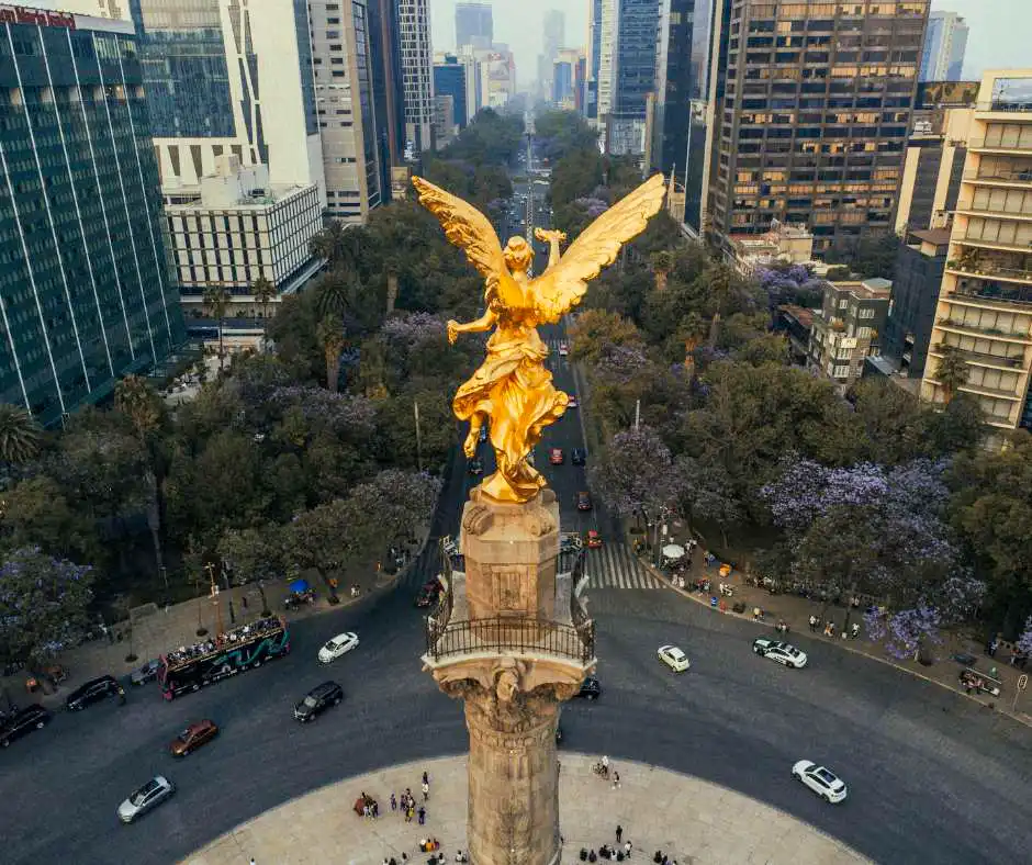 Offerta viaggio Città del Messico tra cultura e icone simbolo Vista aerea dell’Angelo dell’Indipendenza lungo Paseo de la Reforma a Città del Messico