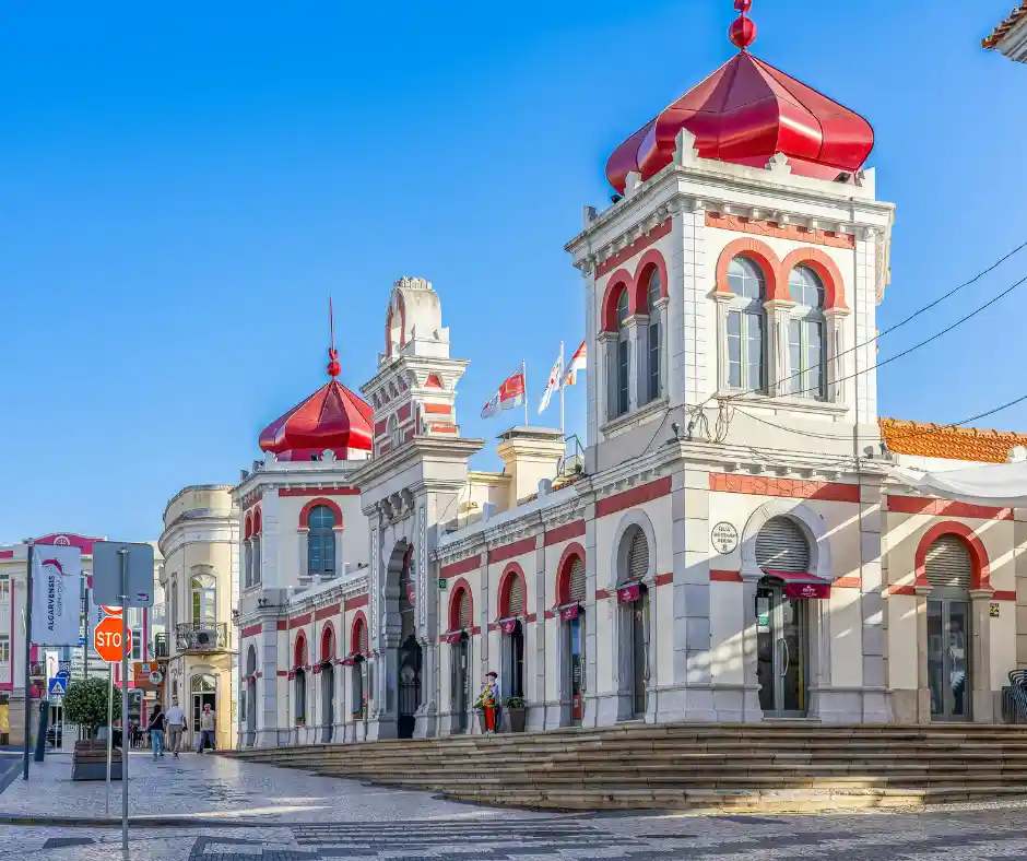 coimbra-centro-storico-universita-portogallo Mercato storico con torri rosse e architettura decorata in una città del Portogallo