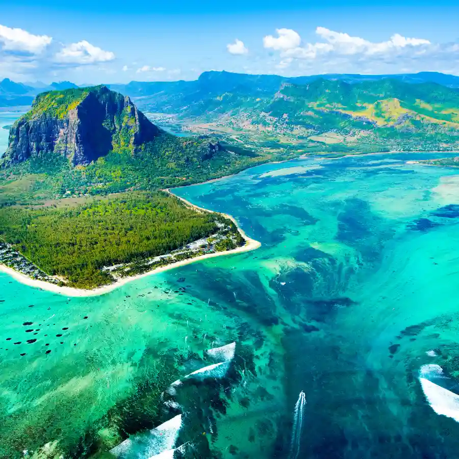 Vista aerea di Le Morne a Mauritius con laguna turchese e effetto della cascata sottomarina