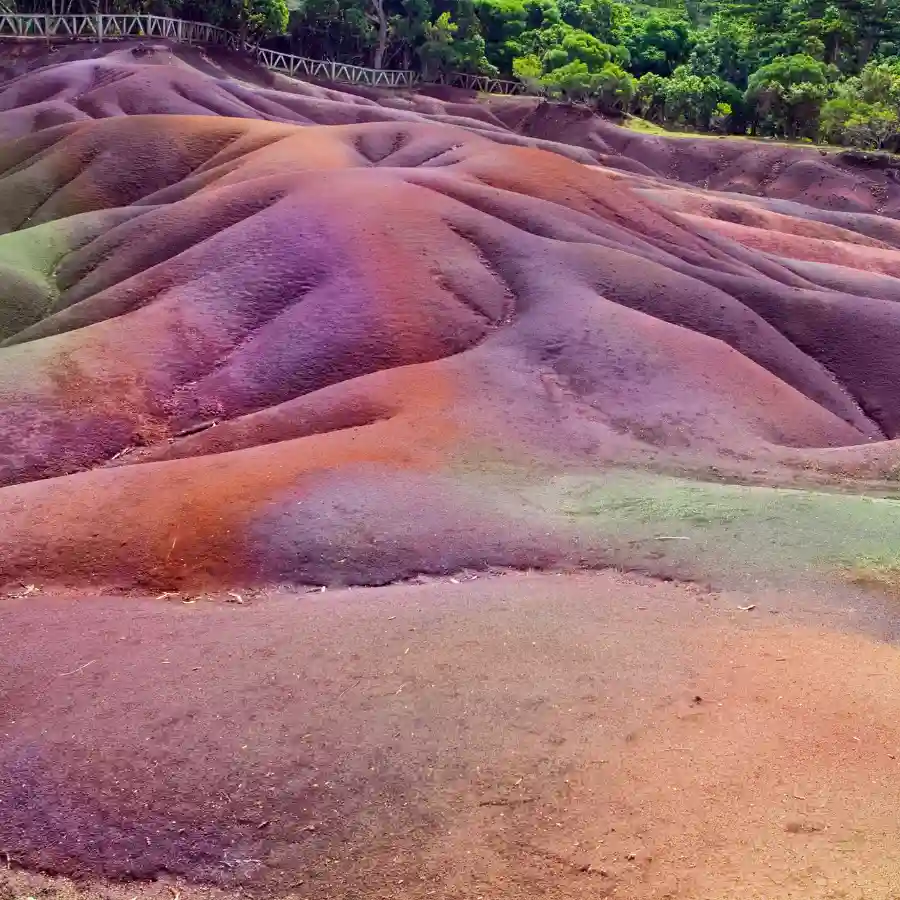 Dune della terra dei sette colori di Chamarel a Mauritius con sfumature viola, rosse e arancioni