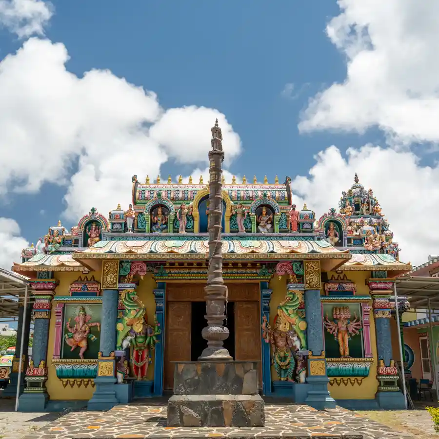 Tempio induista colorato a Mauritius con statue decorative e architettura tradizionale