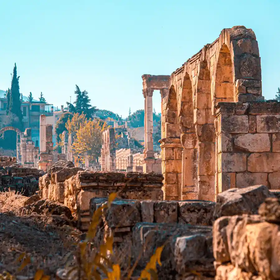 Tempio romano di Évora con rovine antiche e colonne storiche nel centro del Portogallo