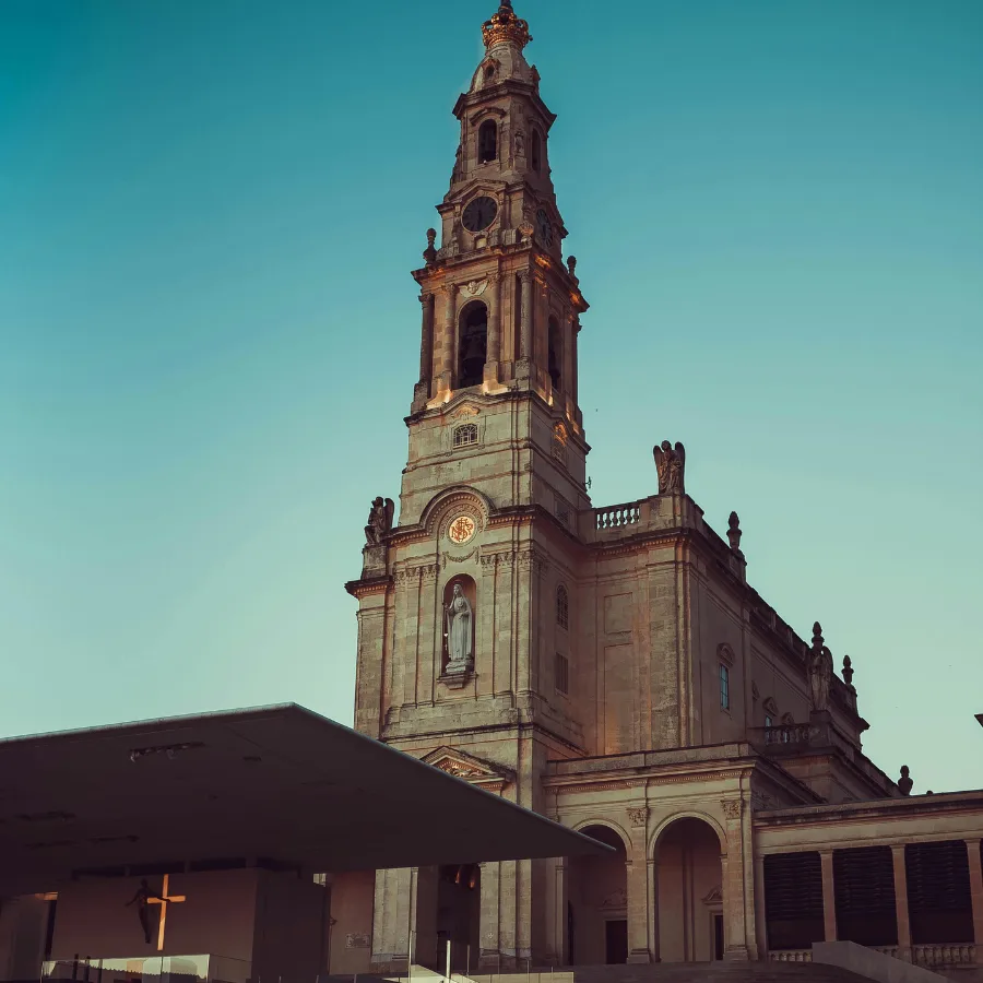 Santuario di Fรกtima con basilica e piazza principale, importante luogo di pellegrinaggio in Portogallo