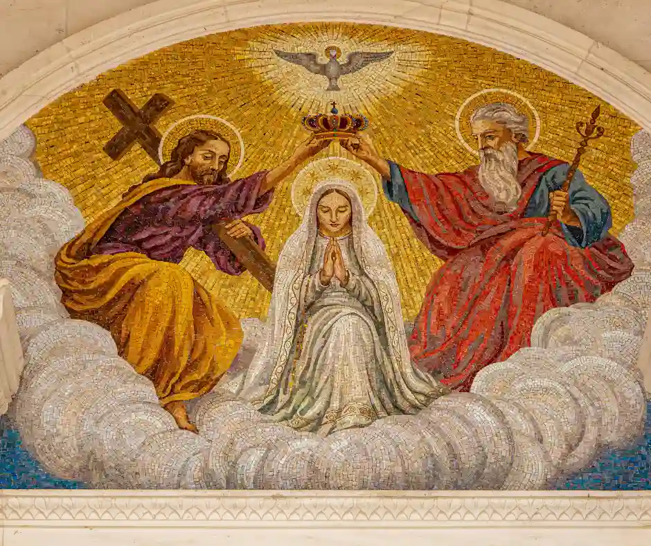 Offerta viaggio Portogallo Classico: pacchetto vacanza tra Fátima e luoghi spirituali Mosaico religioso a Fátima con figure sacre e aureola dorata su sfondo decorato