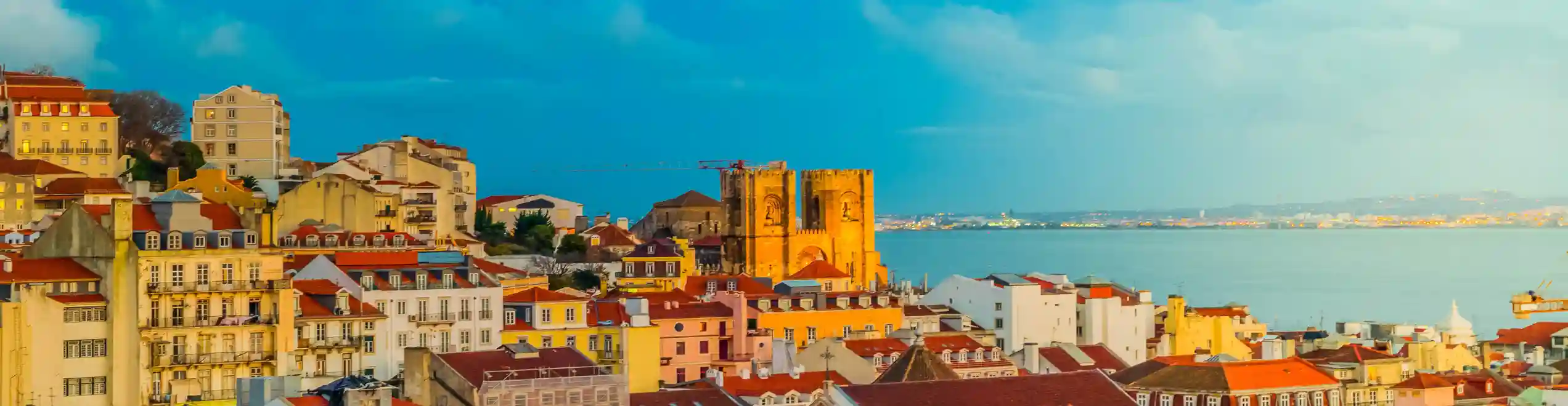 Panorama di Lisbona con tetti rossi, cattedrale e vista sul fiume Tago in Portogallo