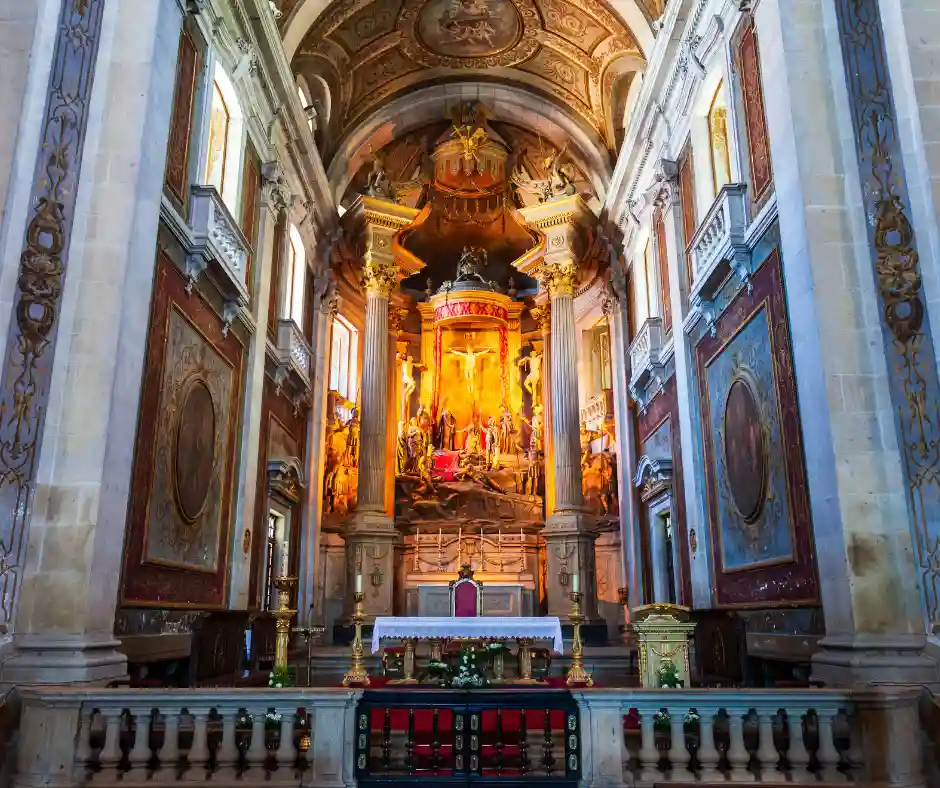 Offerta viaggio Portogallo Classico: pacchetto vacanza tra chiese barocche e città storiche Interno di chiesa barocca in Portogallo con altare dorato, colonne e decorazioni artistiche
