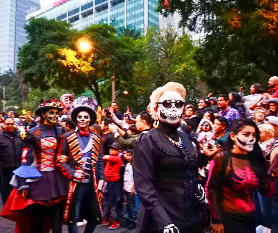 Offerta viaggio Messico con sfilata Día de los Muertos Sfilata Día de los Muertos a Città del Messico con persone truccate da Catrina tra folla e musica