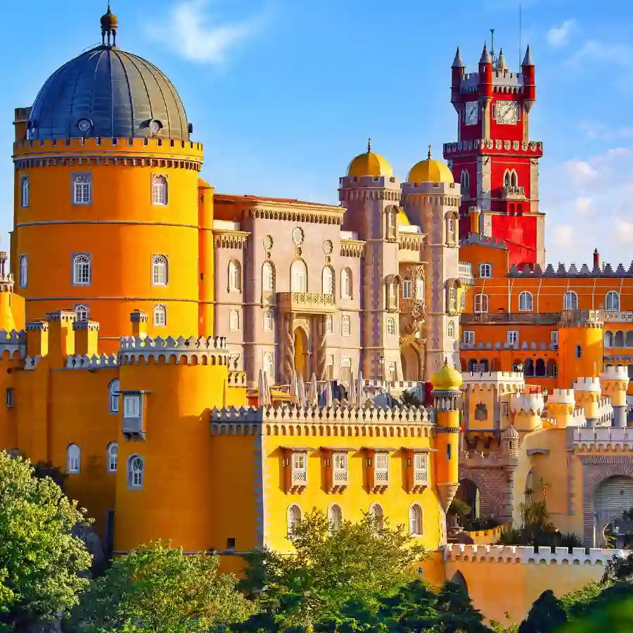 Palazzo Pena a Sintra con torri rosse, mura gialle e architettura fiabesca nel cuore del Portogallo