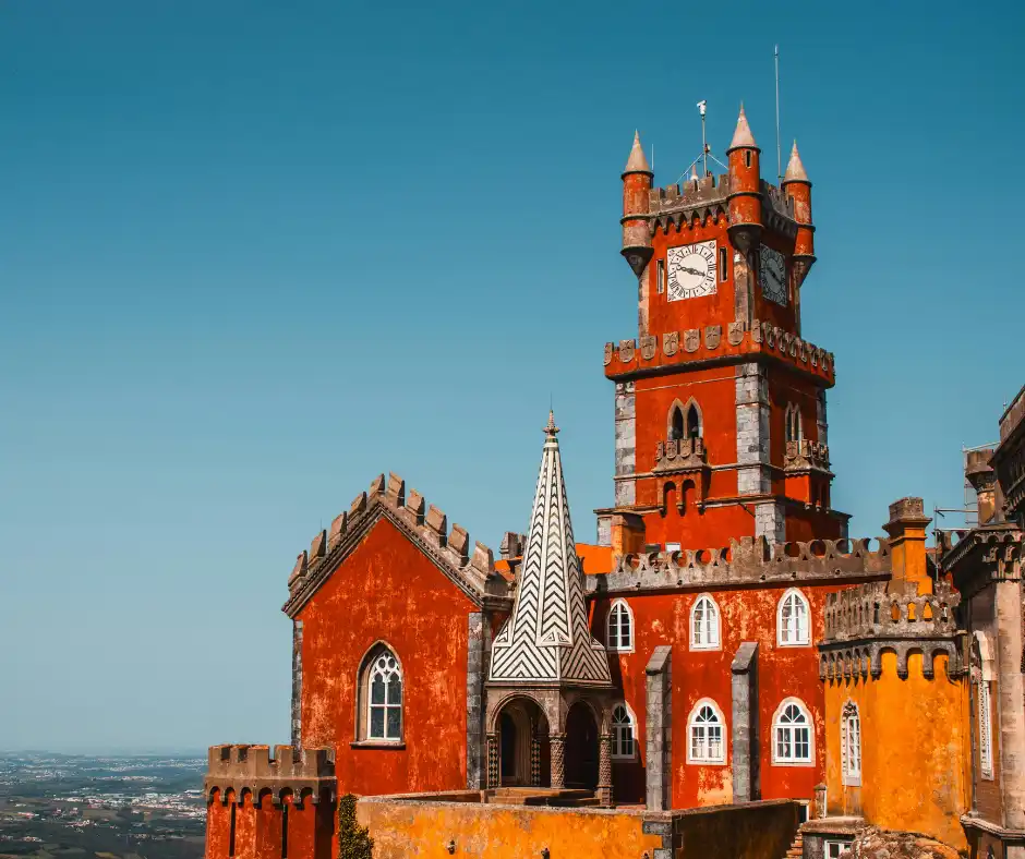 Offerta viaggio Portogallo Classico: pacchetto vacanza tra Sintra e palazzi storici Palazzo Pena a Sintra con torri rosse e architettura fiabesca su collina panoramica