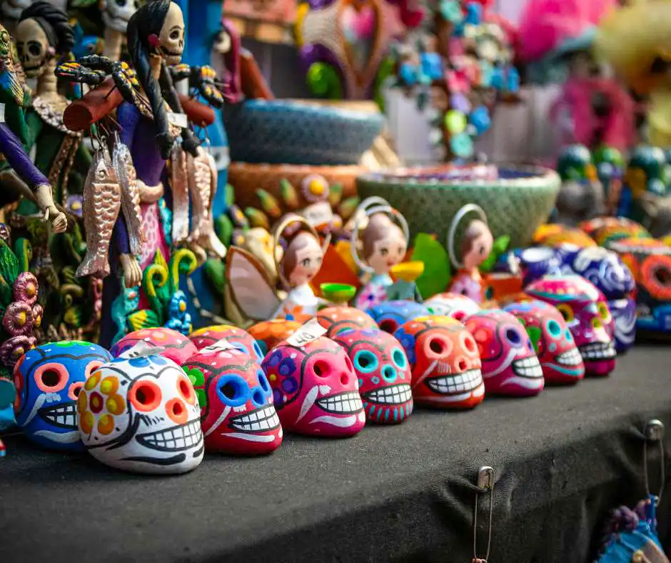 Offerta viaggio Messico tra tradizioni e mercati locali Teschi colorati e artigianato tradizionale messicano del Día de los Muertos in un mercato locale