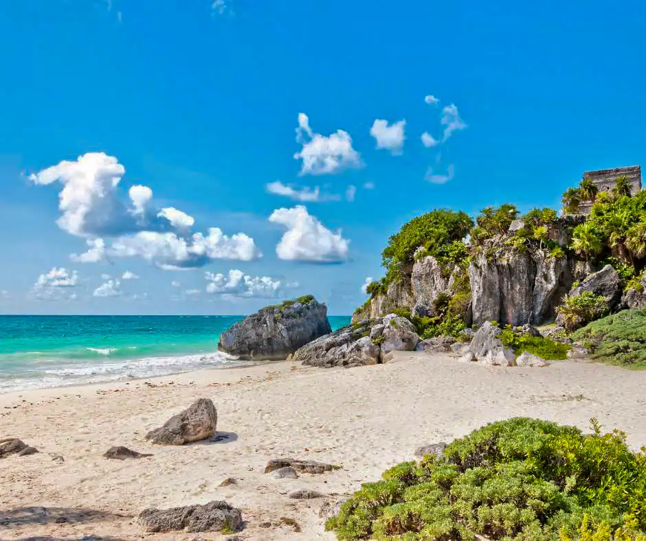 Offerta viaggio Messico Tulum mare e rovine Maya Spiaggia di Tulum con rovine Maya e mare turchese sulla costa caraibica del Messico