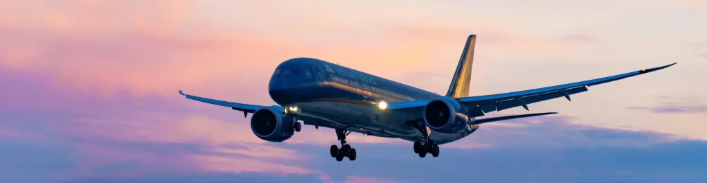 Aereo in volo al tramonto simbolo dei viaggi internazionali e della sicurezza nei voli nel 2026