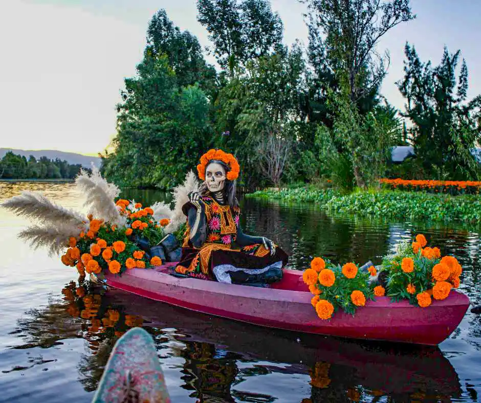 Offerta viaggio Messico Xochimilco e Día de los Muertos Donna truccata Catrina su barca trajinera tra fiori a Xochimilco durante Día de los Muertos in Messico