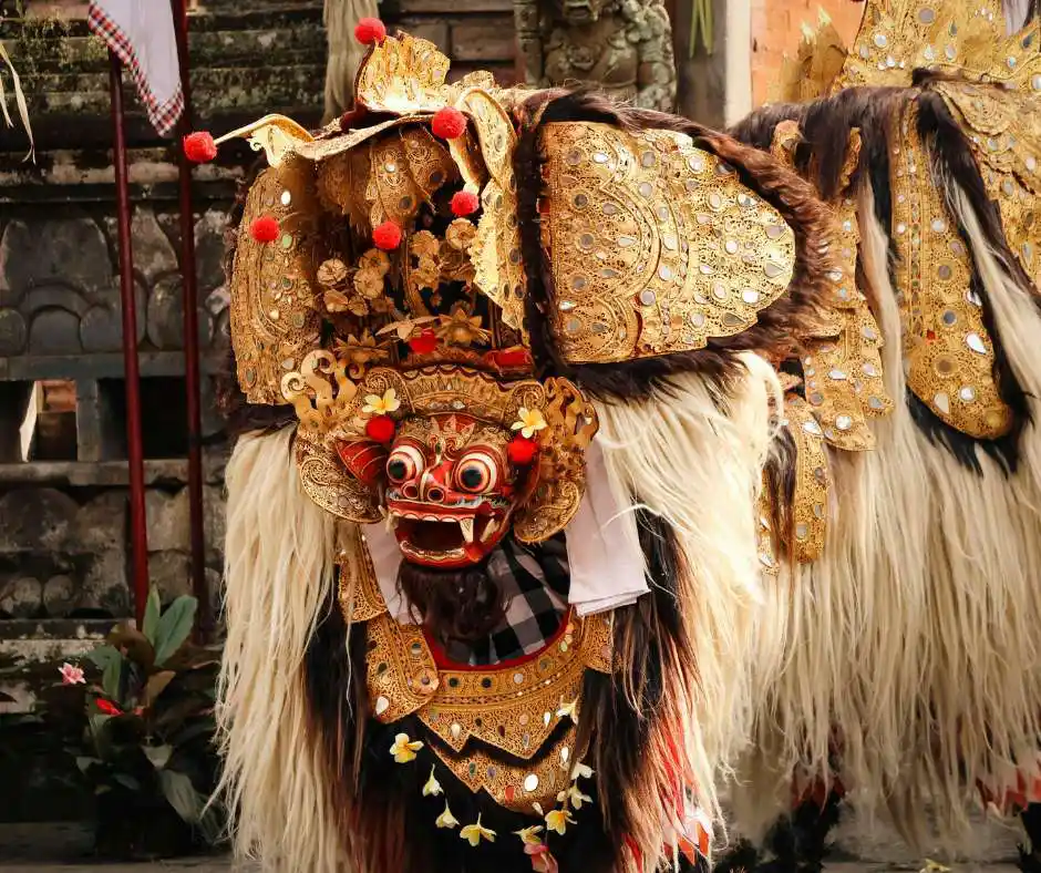 Offerta viaggio Bali con esperienza di danza Barong tradizionale Danza Barong a Bali con costumi tradizionali e scena culturale balinese