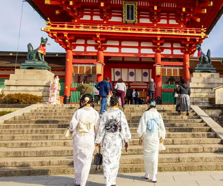 Offerta viaggio Kyoto – esperienza in kimono e pacchetto vacanza Giappone Ragazze in kimono al Fushimi Inari Taisha di Kyoto.