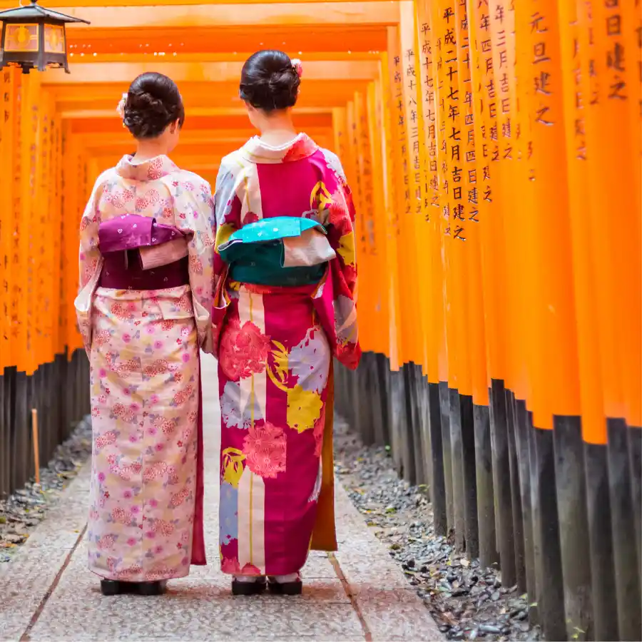 Donne in kimono tra i torii rossi del Fushimi Inari a Kyoto