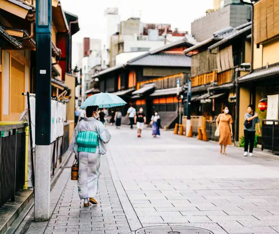 Viaggio Kyoto Memorie di una Geisha – offerta viaggio organizzato Giappone Donna in kimono passeggia in un quartiere tradizionale di Kyoto.