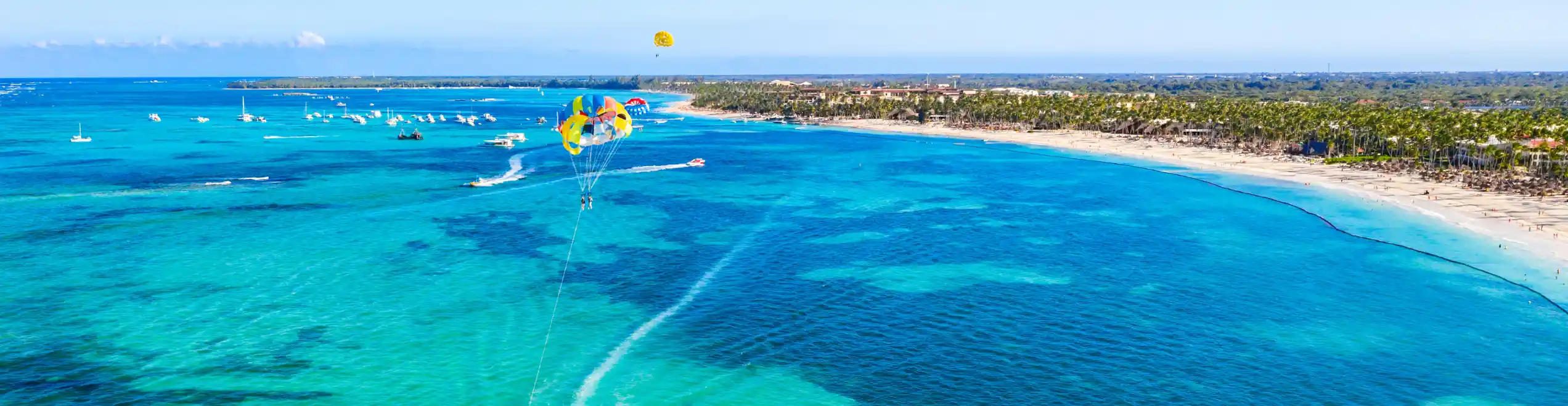 Parasailing sul mare turchese del Kenya vista panoramica tropicale