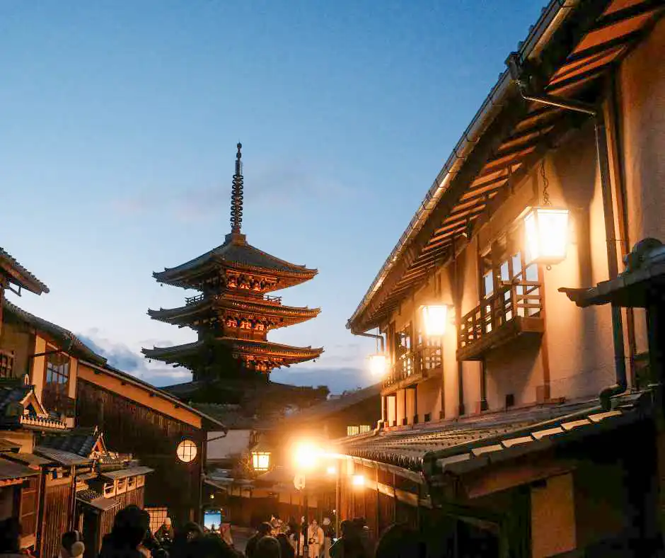 Viaggio organizzato Kyoto – offerta Memorie di una Geisha in Giappone Pagoda di Kyoto al tramonto tra vie storiche e luci tradizionali.