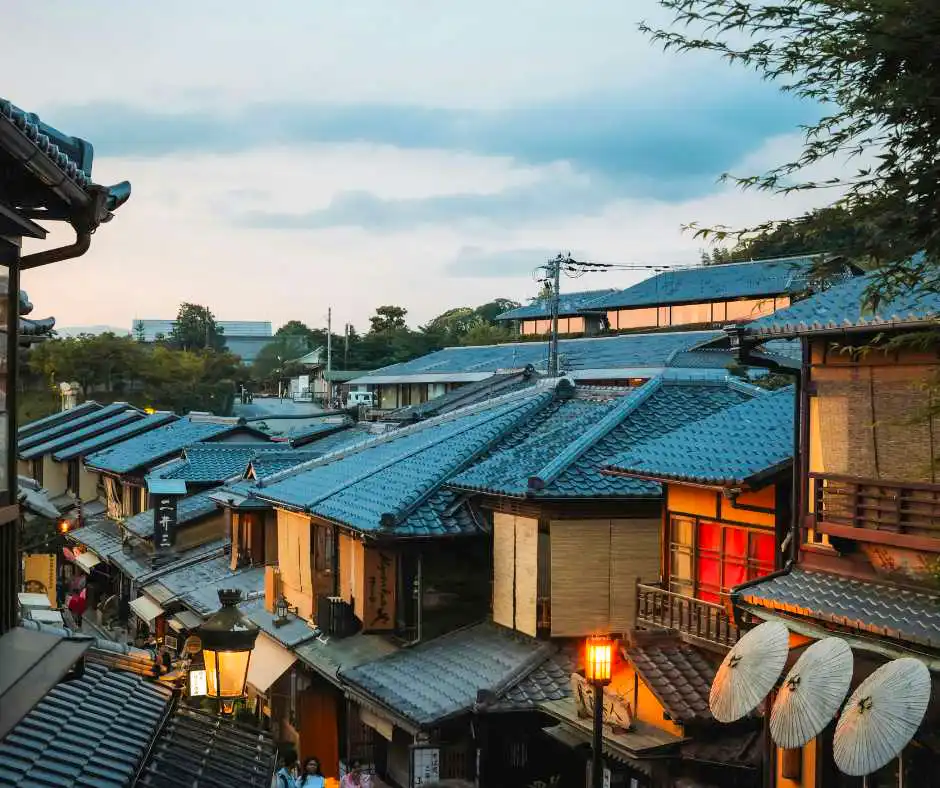 Offerta viaggio Kyoto – pacchetto vacanza nel Giappone tradizionale Quartiere tradizionale di Kyoto con case storiche e lanterne giapponesi.