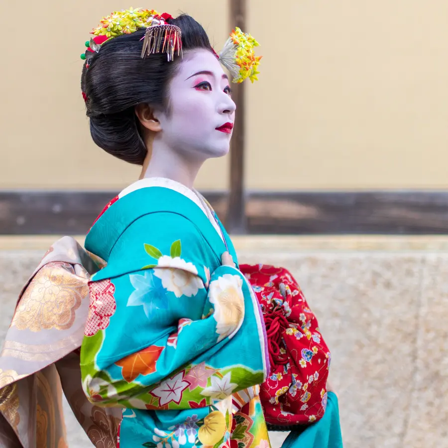 Maiko tradizionale a Kyoto durante un viaggio culturale in Giappone