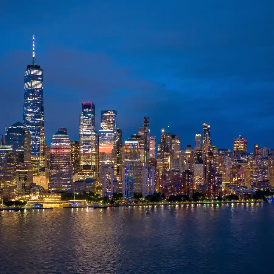 Skyline serale di Manhattan illuminato con vista sul fiume Hudson